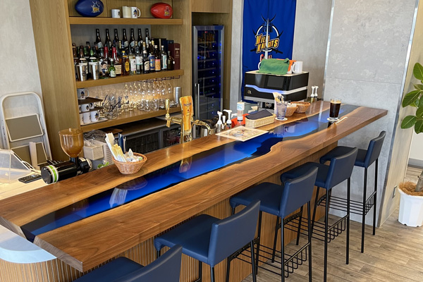barへ海のようなブルーのレジンカウンター