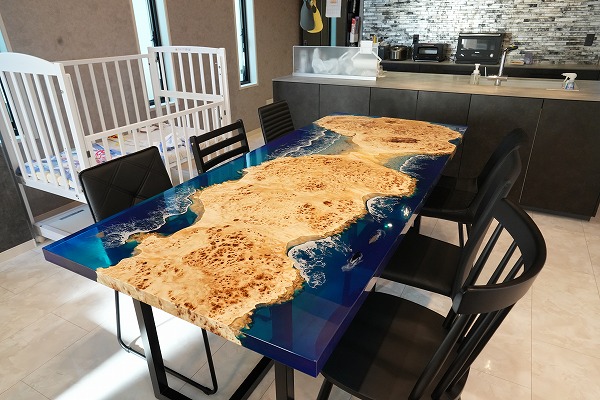 波のあるブルーのレジンテーブル