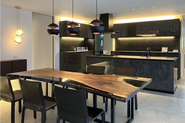 シックなインテリアに合うレジンテーブル