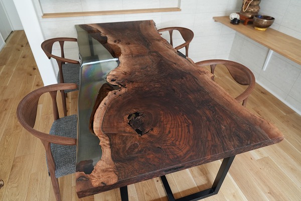 クラロウォールナットのレジンテーブル