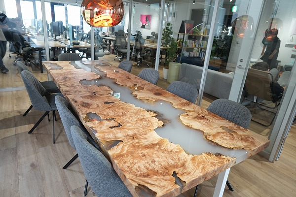 福岡県のオフィスへレジンテーブル