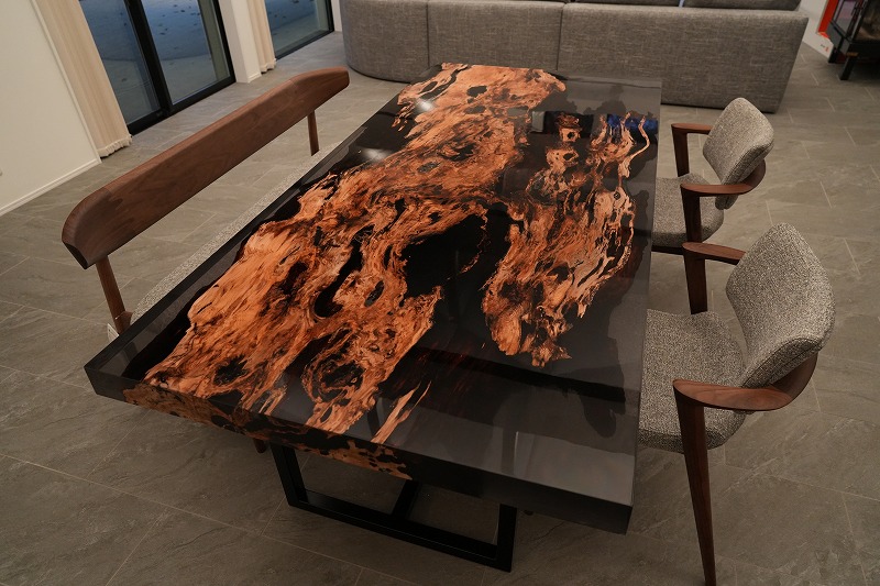 美術館の様な屋久杉レジンテーブル