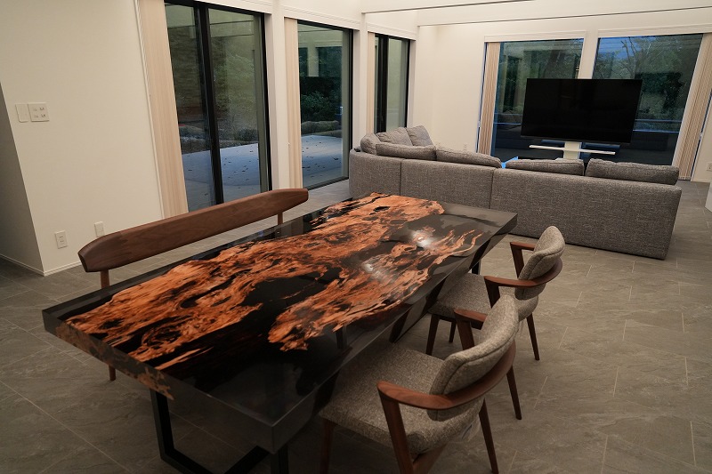 レジンテーブルのインテリアの見本となるシックな部屋に置かれる屋久杉レジンテーブル
