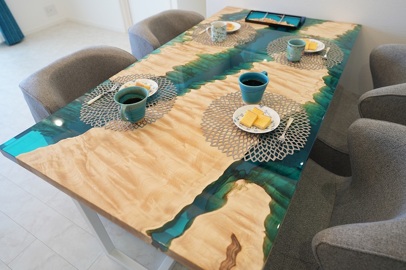 栃とエメラルドグリーンのレジンテーブル