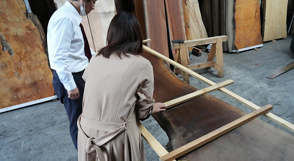 お客様夫婦で一枚板の大型倉庫でブラックウォールナットを置いてレジンテーブルをオーダー