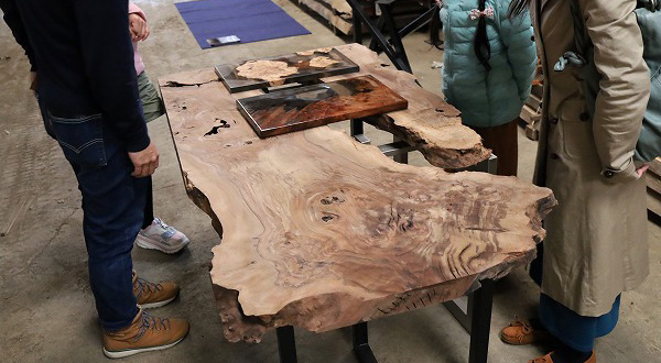 お客様家族で一枚板の大型倉庫でクラロウォールナットを置いてレジンテーブルをオーダー