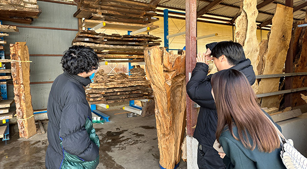 大型の倉庫の一枚板をみてレジンキューブをイメージしているお客様