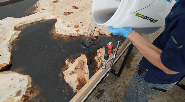 デザイナーがレジンテーブルの人を流し込んでいる風景