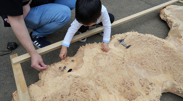 倉庫で子供がレジンテーブルオーダー体験