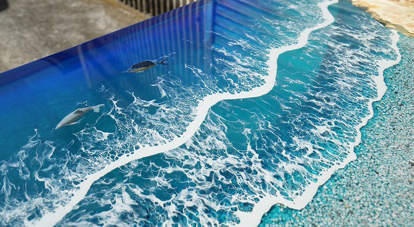 ブルーの美しい海の様なレジンテーブルのアップ画像