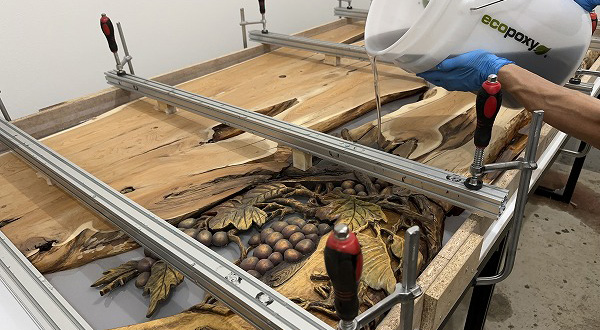 中国風の彫り物を入れたレジンテーブル制作でレジンを流し込んでいる写真