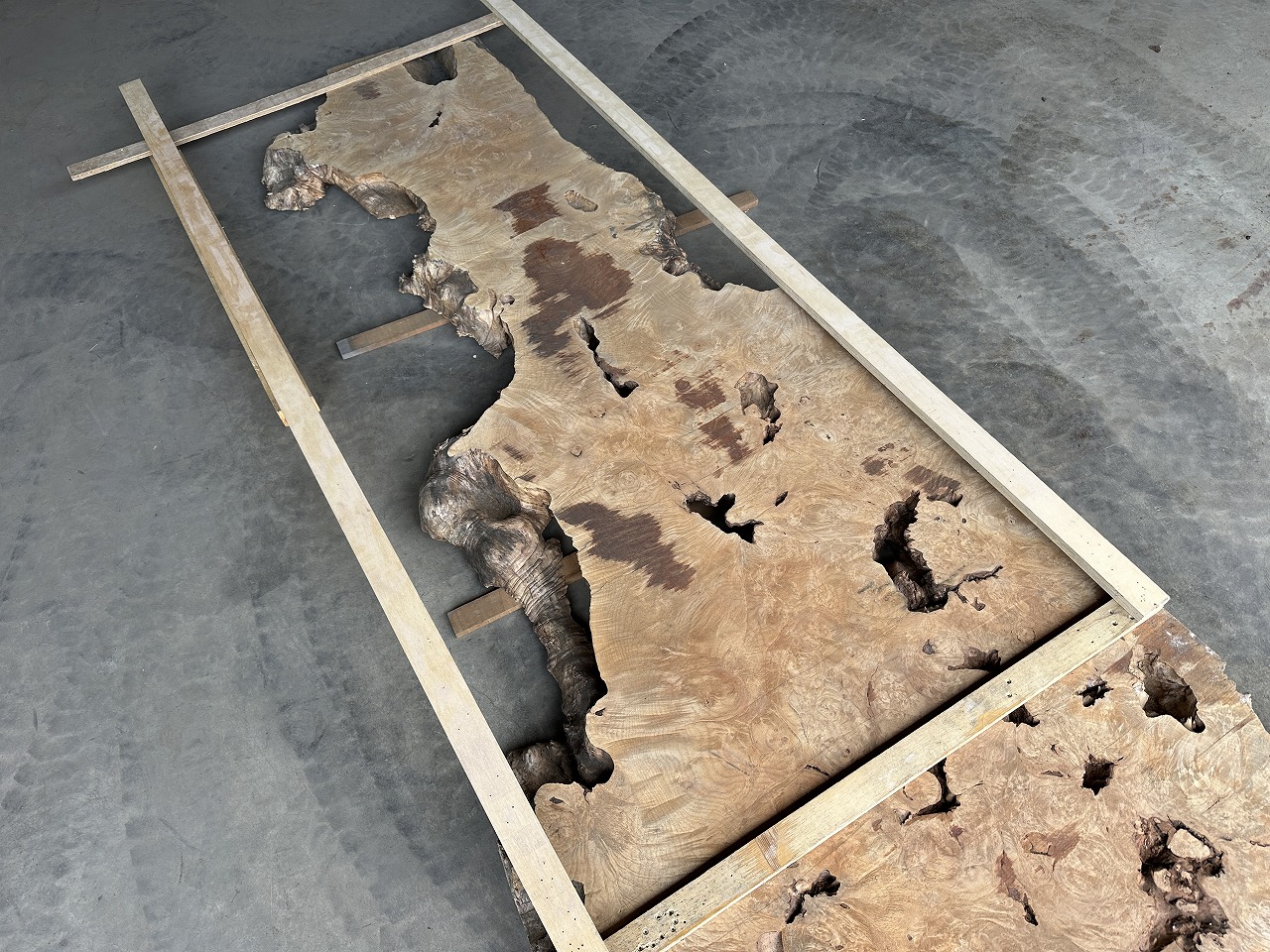 メープルレジンテーブルの倉庫でオーダーのデザイン案